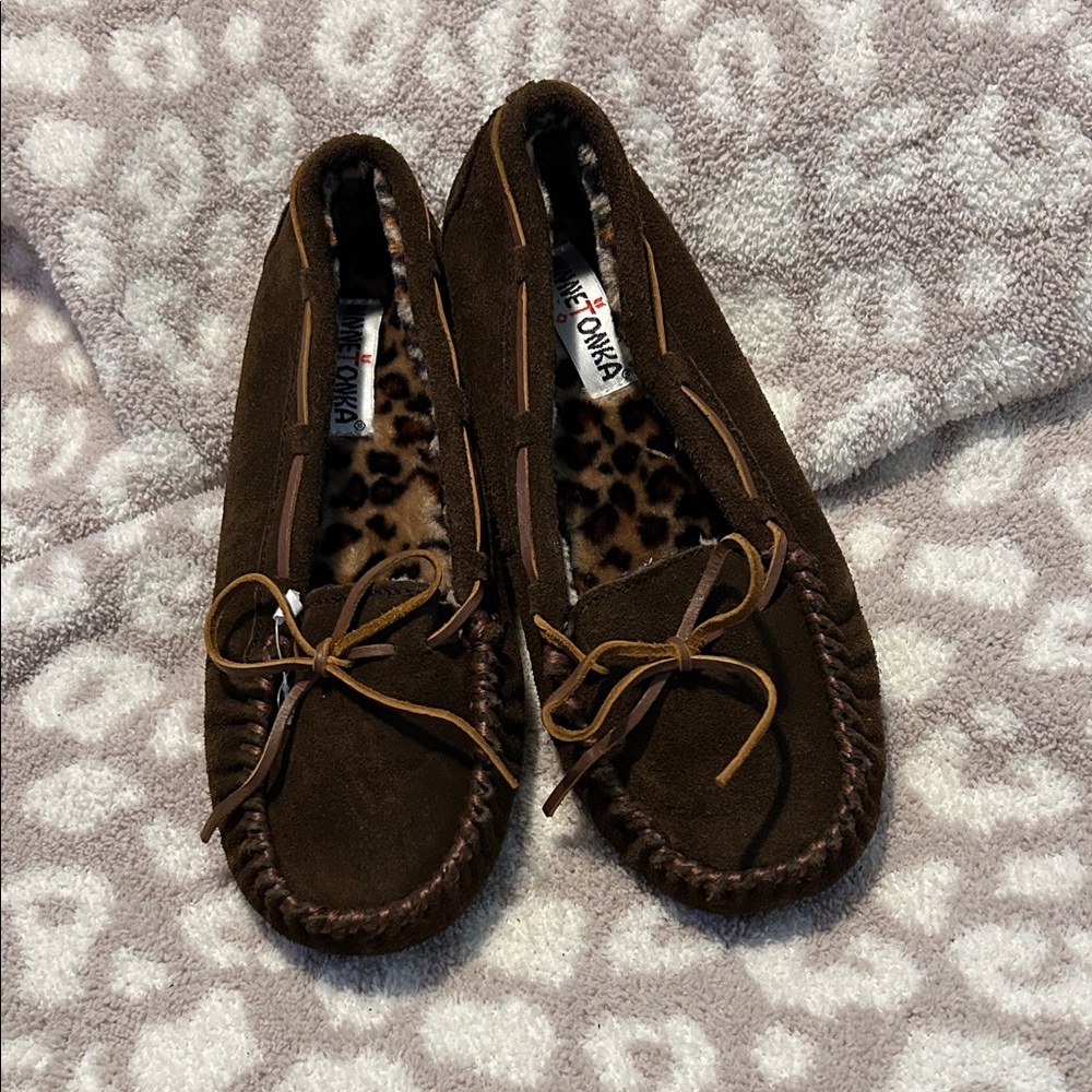 Minnetonka Brown Suede Moccasins with Leopard Lining 10 NWOT